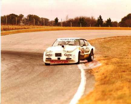 Mario Gayraud de costado con la coupe Taunus de Herceg en el Cabal�n - 1984